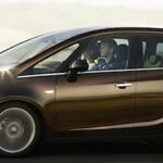 En brun Opel Zafira körs längs en väg. (AI text)