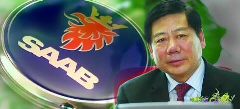 En man i kostym och slips sitter framför en dator. (AI text)