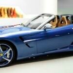 En Ferrari California sportbil utställd på en bilmesse. (AI text)