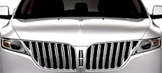 En vit Lincoln SUV med svart kylare. (AI text)
