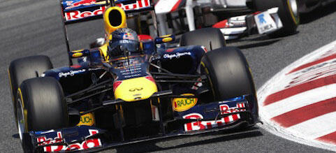 Personer i en Red Bull-racingbil under Formel 1-stallet (AI text)