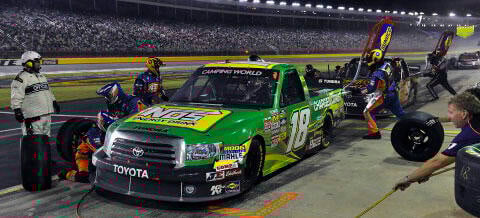 En racebil repareras på natten. (AI text)