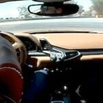 En man kör en Ferrari. (AI text)