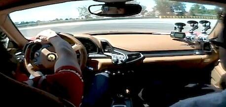 En man kör en Ferrari. (AI text)