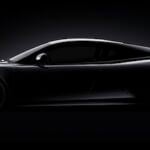 En svart sportbil i en mörk rum. (AI text)