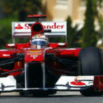 En Ferrari F1-bil kör nerför en backe. (AI text)