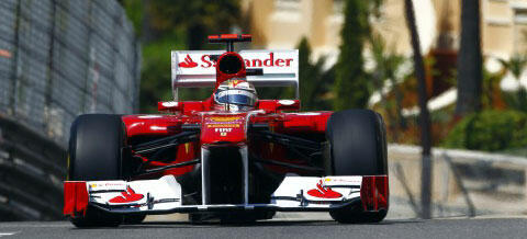 En Ferrari F1-bil kör nerför en backe. (AI text)