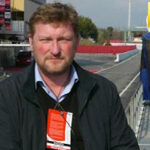 En man står på spåret. (AI text)