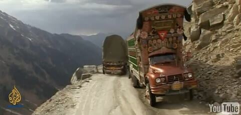 En lastbil kör nerför en bergsväg. (AI text)