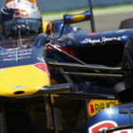 Red Bull-racingbil kör på banan (AI text)