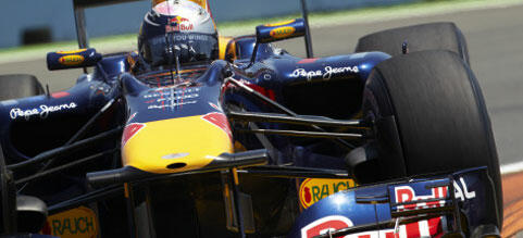 Red Bull-racingbil kör på banan (AI text)