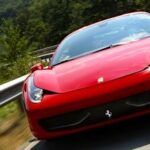 En röd Ferrari 458 Italia kör nedför en bergsväg. (AI text)