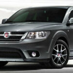 En grå SUV parkerad i en parkeringsplats (AI text)