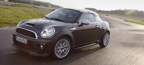 En Mini Cooper S kör på en racerbana. (AI text)