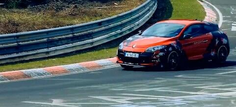 En röd bil kör nerför en spår. (AI text)