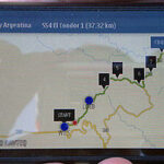 En person håller i en GPS-enhet. (AI text)