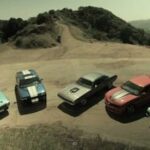 bilar parkerade på en backe (AI text)