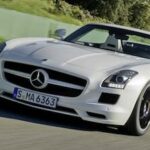 En Mercedes SLS AMG roadster kör på en landsväg. (AI text)