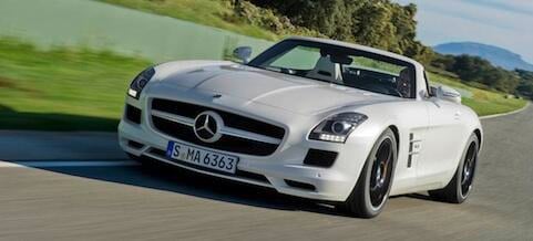 En Mercedes SLS AMG roadster kör på en landsväg. (AI text)