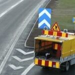 En arbetare reparerar en väg. (AI text)