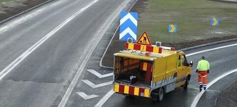 En arbetare reparerar en väg. (AI text)