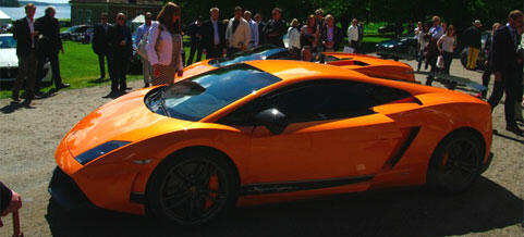 En grupp personer står omkring en bil. (AI text)