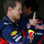 Red Bull-formel 1-bil med person i garaget (AI text)