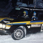 En bil kör genom snön. (AI text)