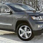 En Jeep Grand Cherokee står parkerad i snön. (AI text)