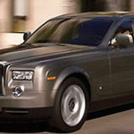 En Rolls-Royce Phantom körs nedför gatan. (AI text)