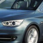 BMW X1 kör längs vägen (AI text)