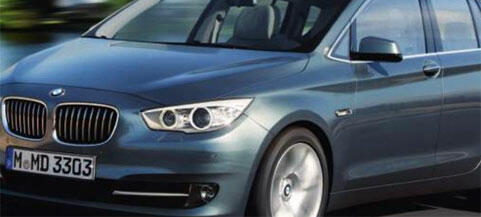 BMW X1 kör längs vägen (AI text)