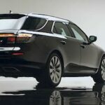 En svart Range Rover Sport är parkerad i en studio. (AI text)