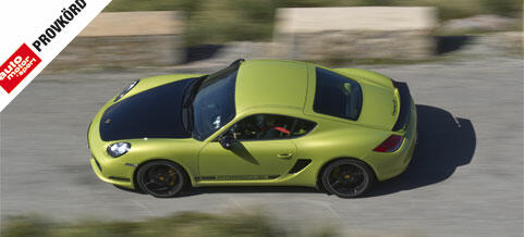 En grön Porsche Cayman kör nerför en backe. (AI text)