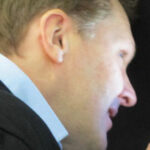 En man tittar på en bil. (AI text)