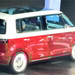 En grupp personer står bredvid en bil. (AI text)