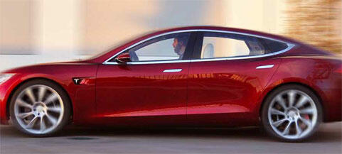 En Tesla Model S kör på vägen. (AI text)