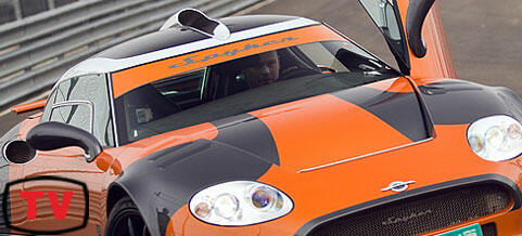 En mini CC-sportbil på en bana (AI text)