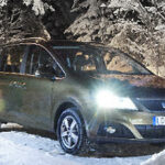 En bil parkerad i snön (AI text)