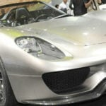 En silverfärgad Porsche 918 Spyder på utställningen på Shanghais bilmesse. (AI text)