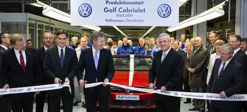 En grupp personer står inför en bil. (AI text)