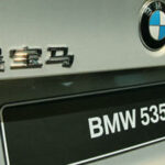 BMW 5-serien sedan på kinesiska bilmesan (AI text)