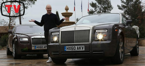 En man står bredvid en Rolls-Royce Phantom. (AI text)