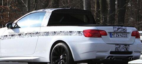 En BMW M3 cabriolet observerad i snön (AI text)