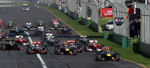 En racebil kör nedför en bana. (AI text)