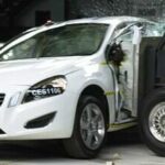 En person kör en Volvo V60. (AI text)