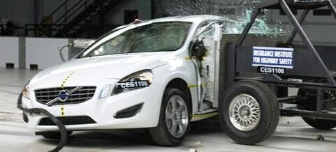 En person kör en Volvo V60. (AI text)