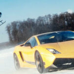 En helikopter flyger över en bil. (AI text)