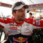 Red Bull-raidbil står parkerad i en garage. (AI text)