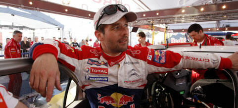 Red Bull-raidbil står parkerad i en garage. (AI text)